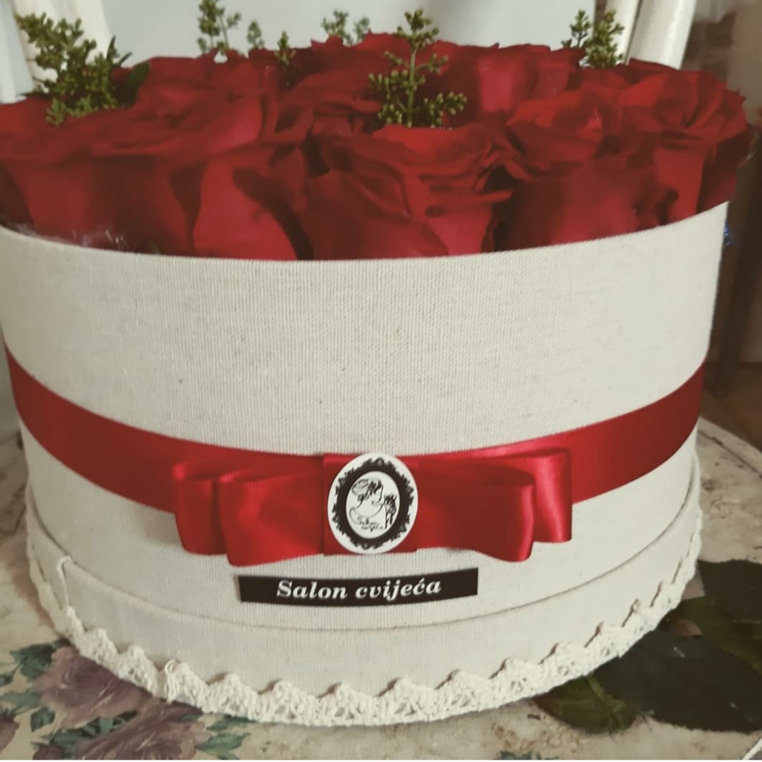 Crvene ruže u elegantnoj cvjetnoj kutiji