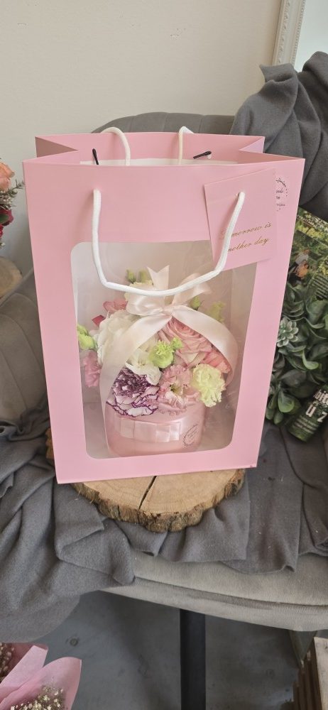 Pastelni cvjetni aranžman u kutiji